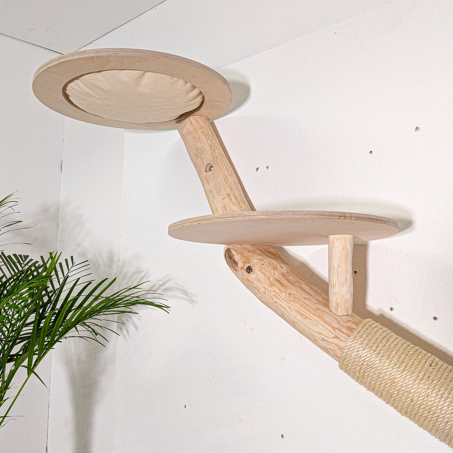 Wall-Mounted Cat Tree 160 cm Length Cat Tree Natural Wood Design